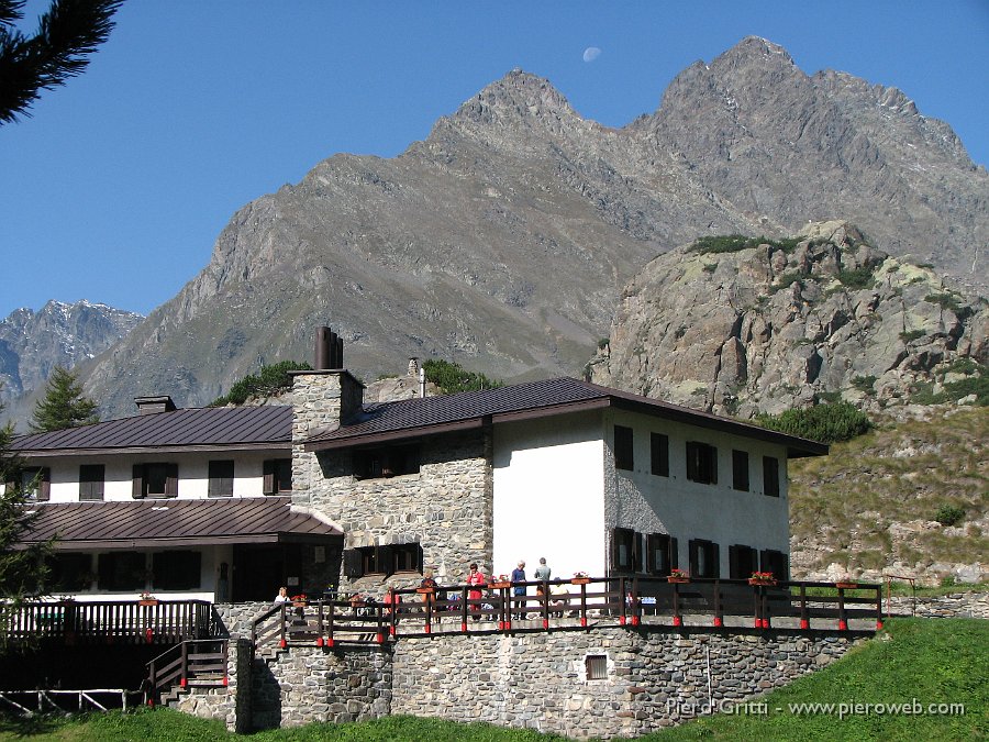 maslnaa-curo 058.jpg - L'attuale Rifugio Curò, inaugurato nel 1973, capace di circa 100 posti letto